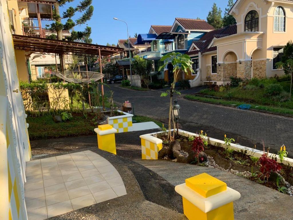 Villa Wubao Kota Bunga 3 Kamar Harga Budget Cinengangirang エクステリア 写真